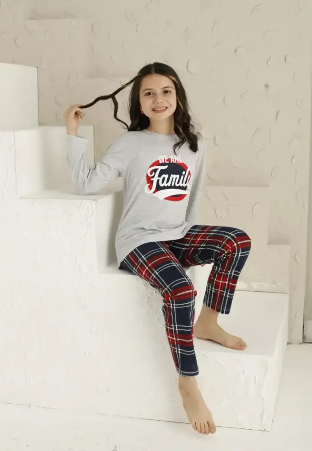 Pijama fete, We Are Family, culoare gri, pijama confortabilă cu mânecă lungă și pantaloni lungi - 1
