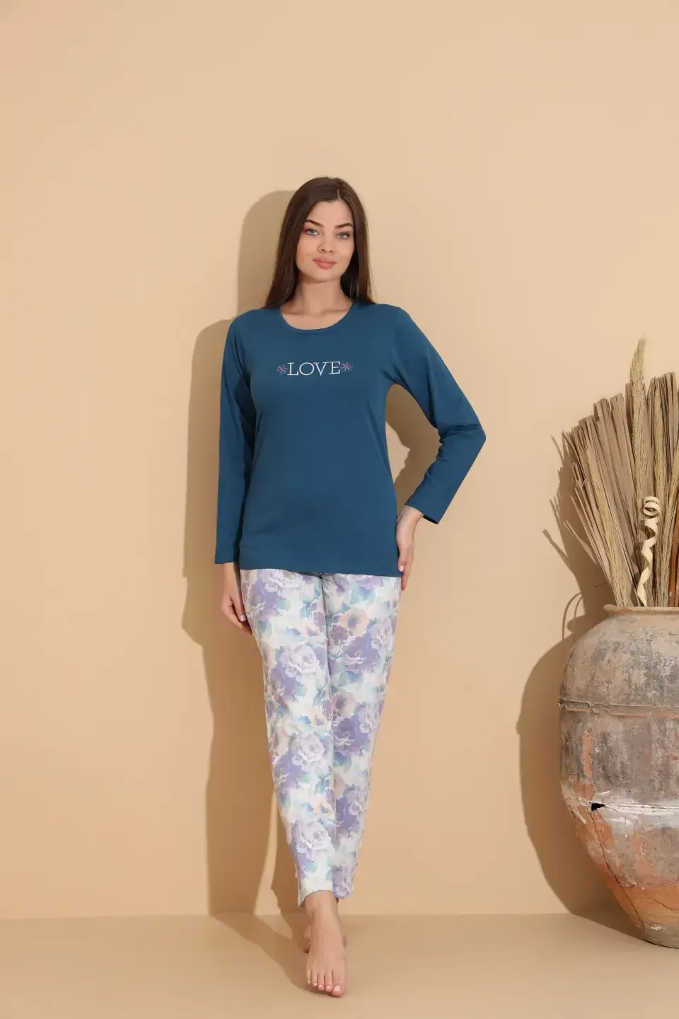 Pijama dama bleumarin elegantă cu bluză „Love” și pantaloni florali - 1
