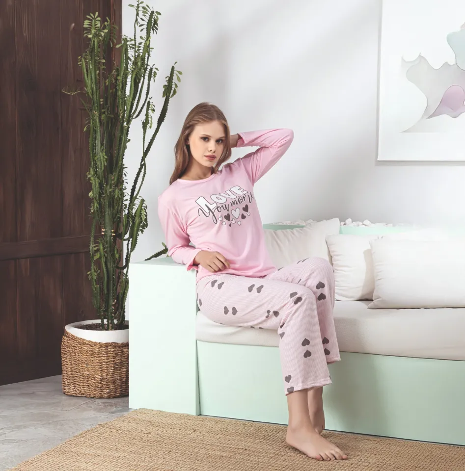 Pijama Dama Dream Love – Set Complet Roz cu Design Drăguț, Material Moale și Plăcut la Purtat